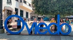 students behind Oviedo sign.